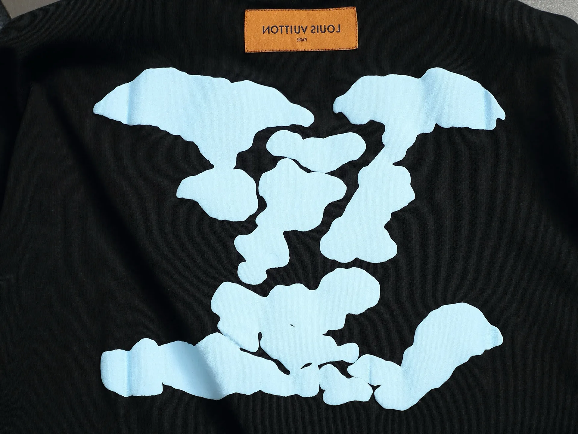 🅿️170 LouisVuitton/Louis Vuitton Foam printed T-shirt short sleeves High quality🔥High version Super iconic brand logo printing pattern The original printing is reproduced one to one, using imported puree and graffiti craftsmanship. The fabric is made of pure combed cotton. It is fresh and comfortable to match with sports shoes. Suitable for shopping and dating. When layered, it looks like a blogger. Low-key and tasteful. Original fabric 260g double yarn with high weight, 100% combed cotton, custom-woven and dyed with no color difference, no pressure in and out of the counter, through-shoulder strapping process, increased washing life of clothes, no deformation, high version digital printing process, no fading, bright colors, the same style as Internet celebrity stars, regardless of age, body shape or gender, super eye-catching, very fashionable ❤️❤️, very comfortable in hand, super texture, fashionable and individual, super versatile and good-looking, a must-have for everyone Better match for couples. Hang tag, collar label, washed wheat, all three labels are complete! ! Loose fit, same style for men and women Color: black/white/color blue Size: XS S M L